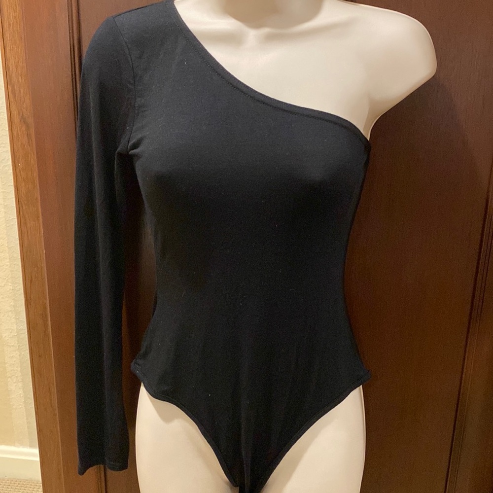 NASTY GAL 1 SLEEVE BODY SUIT NWT UN BLACK